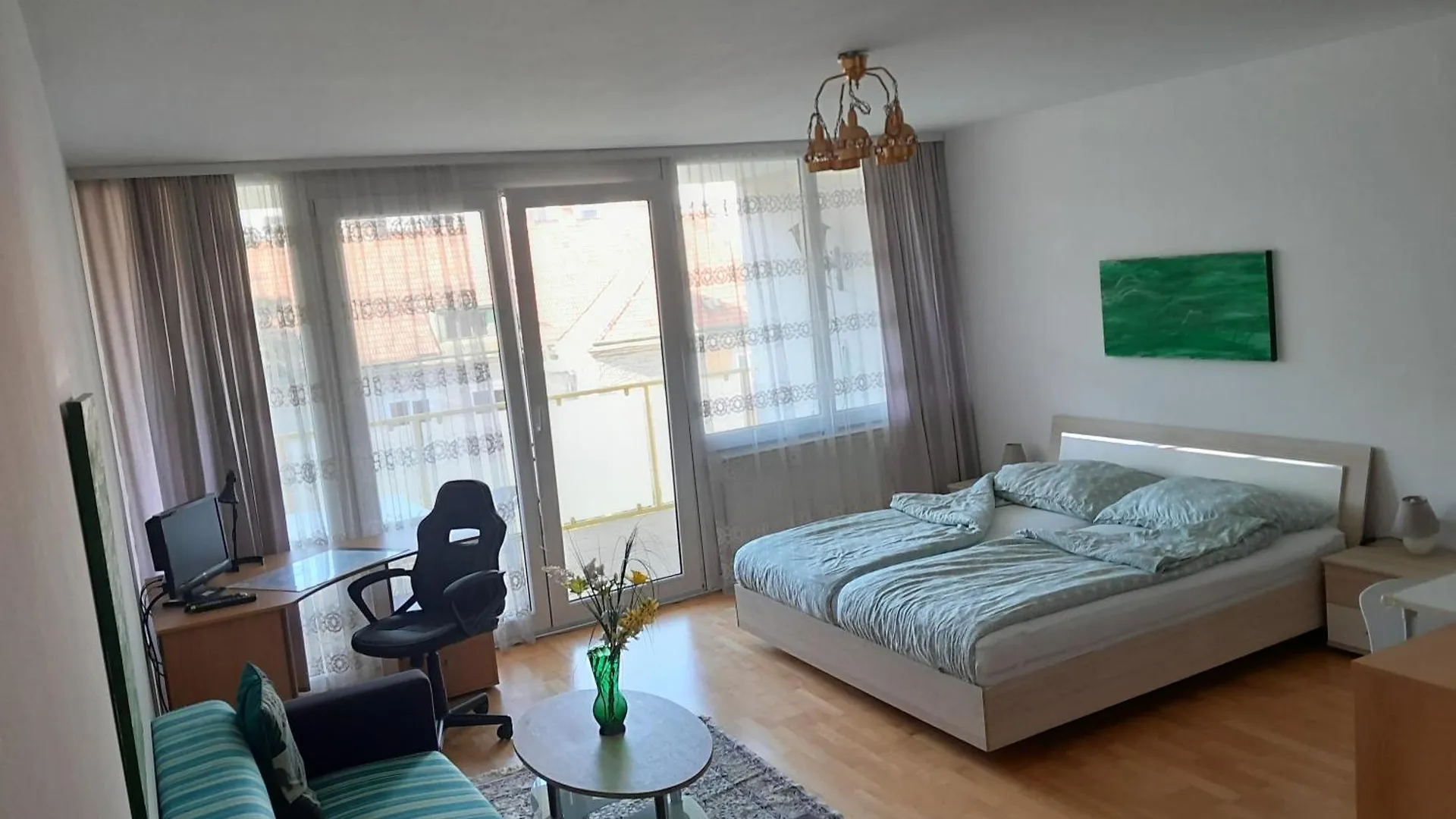 Serviced Apartment With Sunny Balcony Wien